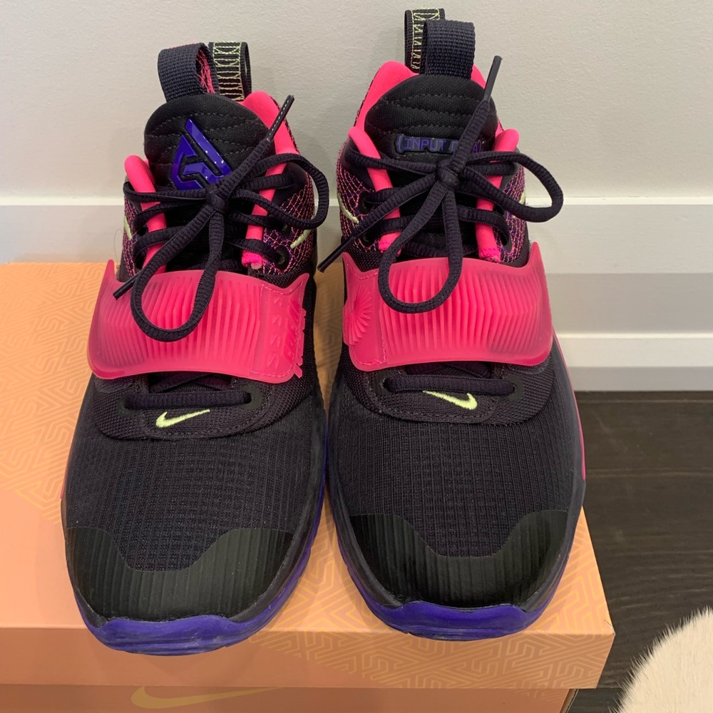 Nike basketball shoes (size 5 kids/size 7 ladies)